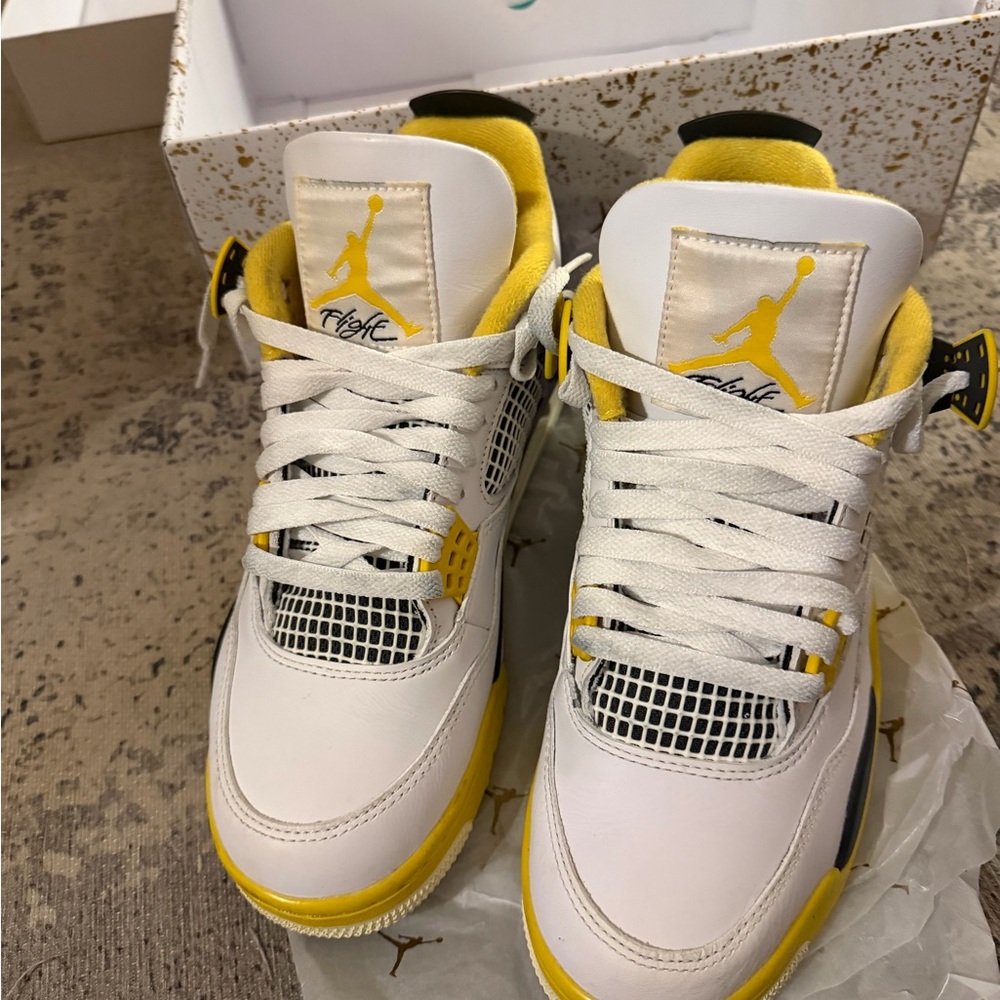 Woman’s Air Jordan 4 Retro